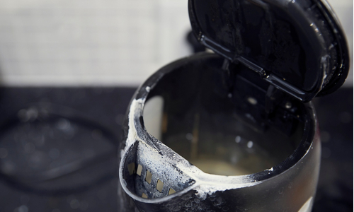 Ako vyčistiť rýchlovarnú kanvicu za pár minút? 3 najúčinnejšie tipy overené skúsenosťami