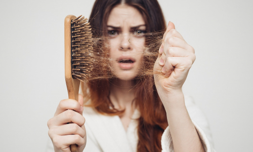Nadmerné vypadávanie vlasov: Toto je 7 najčastejších príčin!