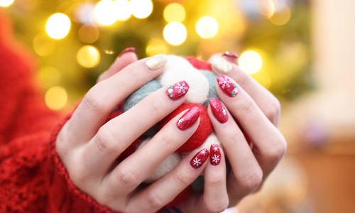 Trendy vianočná manikúra: Vyberieš si trblietky alebo vianočný dizajn?