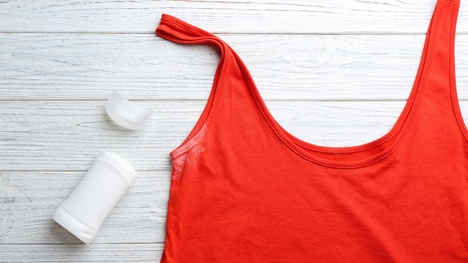 Ako odstrániť z oblečenia škvrny od dezodorantu? Skús tieto triky!