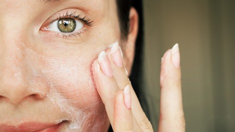 Ako sa správne robí peeling tváre? Je vhodný na domáce použitie?