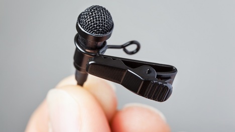 Klopové mikrofóny – veľkí pomocníci malých rozmerov. Ako nám pomôžu s nahrávaním zvuku?