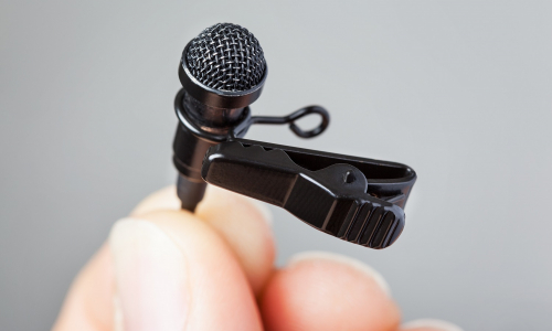 Klopové mikrofóny – veľkí pomocníci malých rozmerov. Ako nám pomôžu s nahrávaním zvuku?