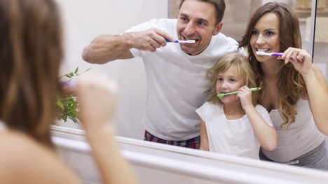 Je správne umývanie zubov PRED alebo až PO raňajkách? Čo odporúčajú zubári?