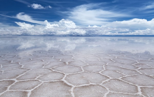 Salar de Uyuni predstavuje najväčšiu soľnú planinu na svete s rozlohou 10 582 km². Kedysi bola dnom jazera. V ktorej krajine túto planinu nájdeme?